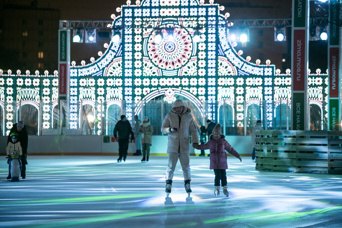 Новые платные катки в московских парках стали очень популярны у жителей, фото
