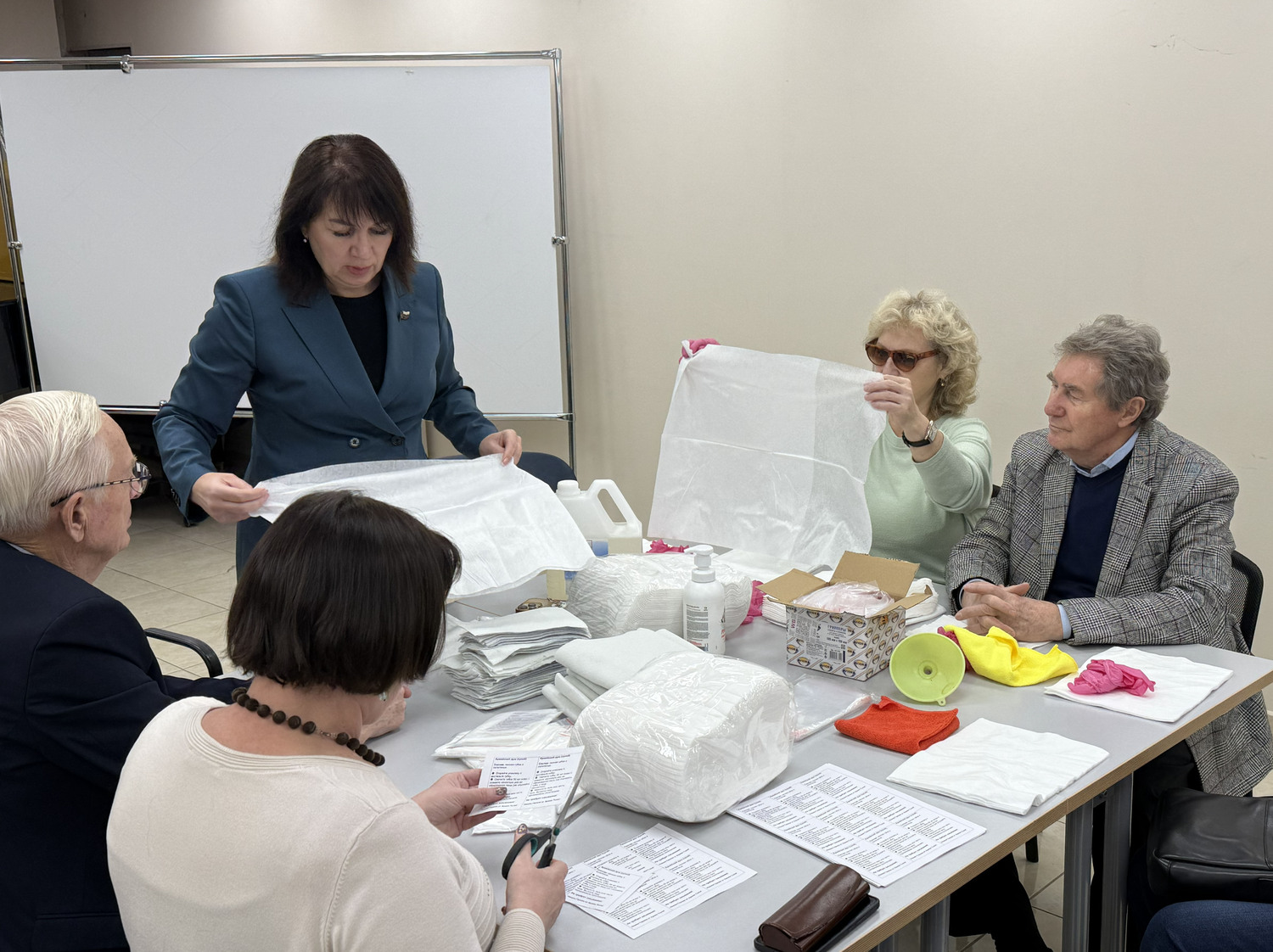 Жители Якиманки изготовят тысячу наборов «сухого душа» для участников СВО, фото