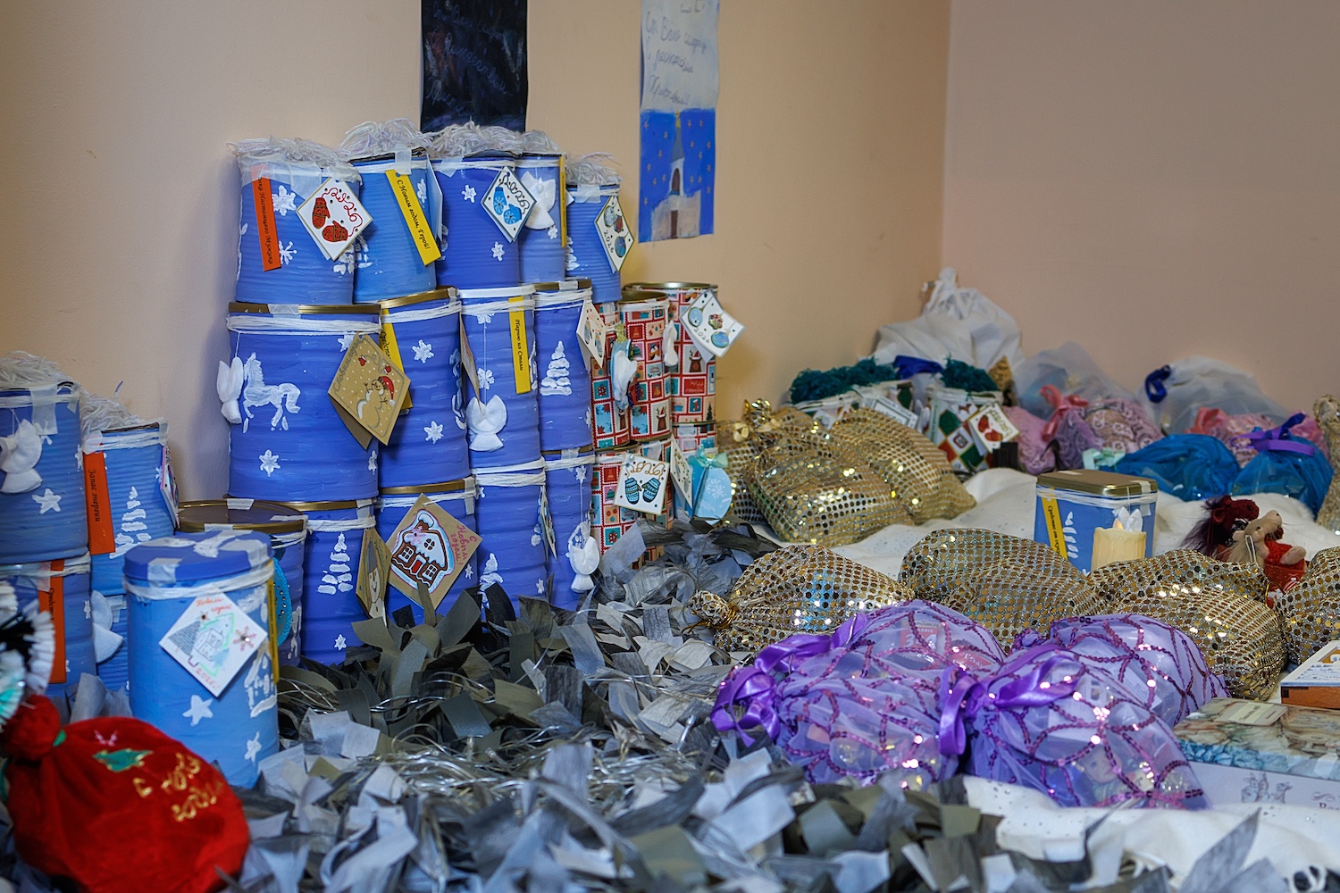 Волонтеры «Русский снайпер» в Ново-Переделкино готовят новинки для защиты бойцов СВО, фото