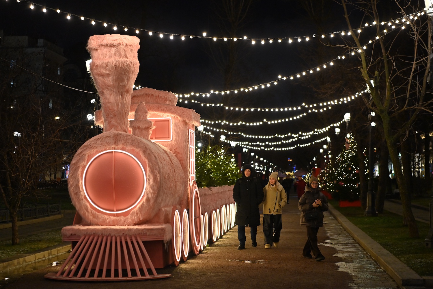 «Зимний клуб “Москва”» на Тверском бульваре: бьюти-елки, макияж и новогодние чудеса, фото