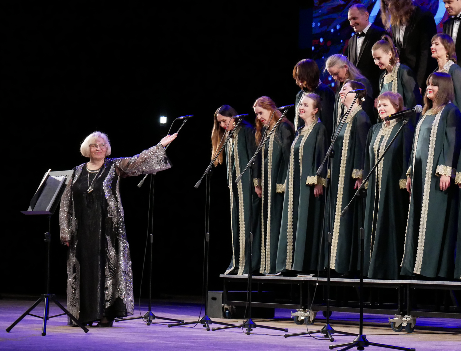 Ток‑шоу «Без пиджака» познакомит зрителей с творческим путем женщины-хормейстера, выступавшей в Ватикане, фото