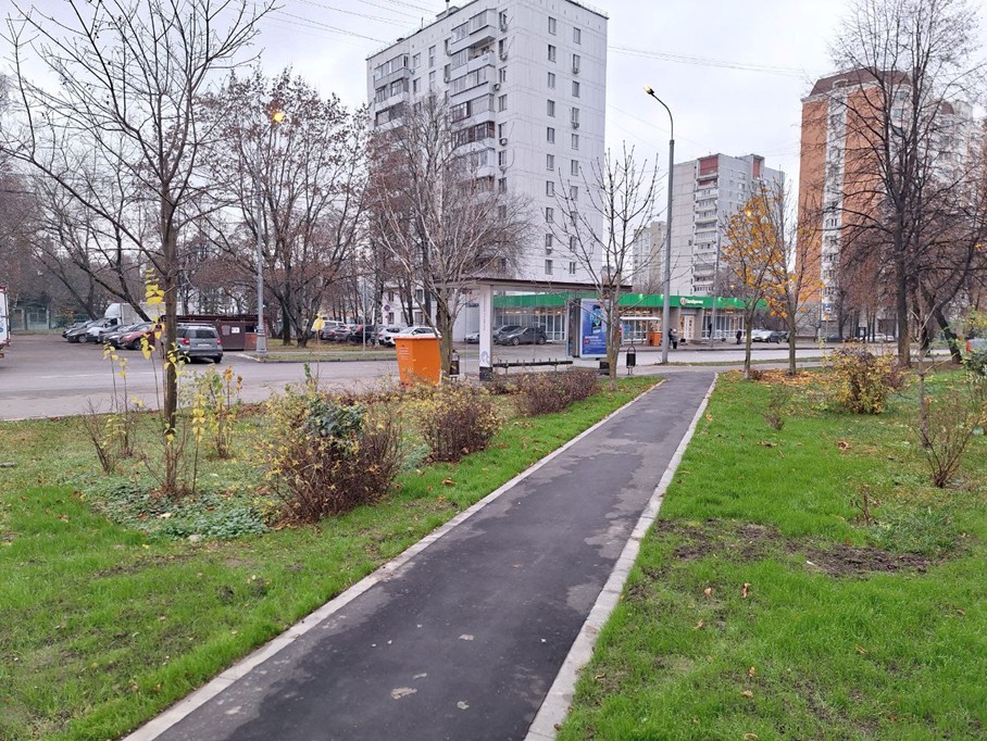 Специалисты завершили комплексное благоустройство участка улицы в Студеном проезде, фото