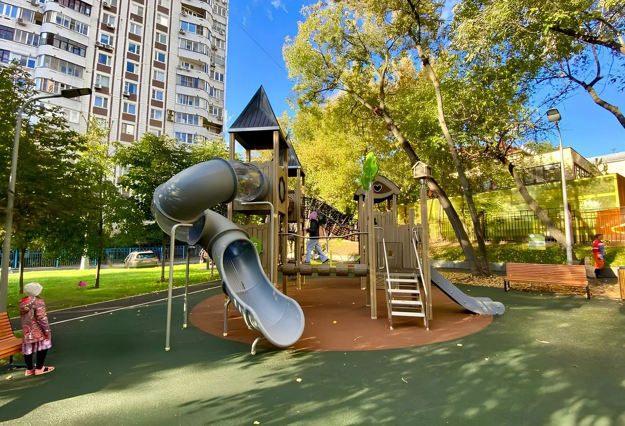 Жители Красносельского получили новые детские и спортивные площадки, фото