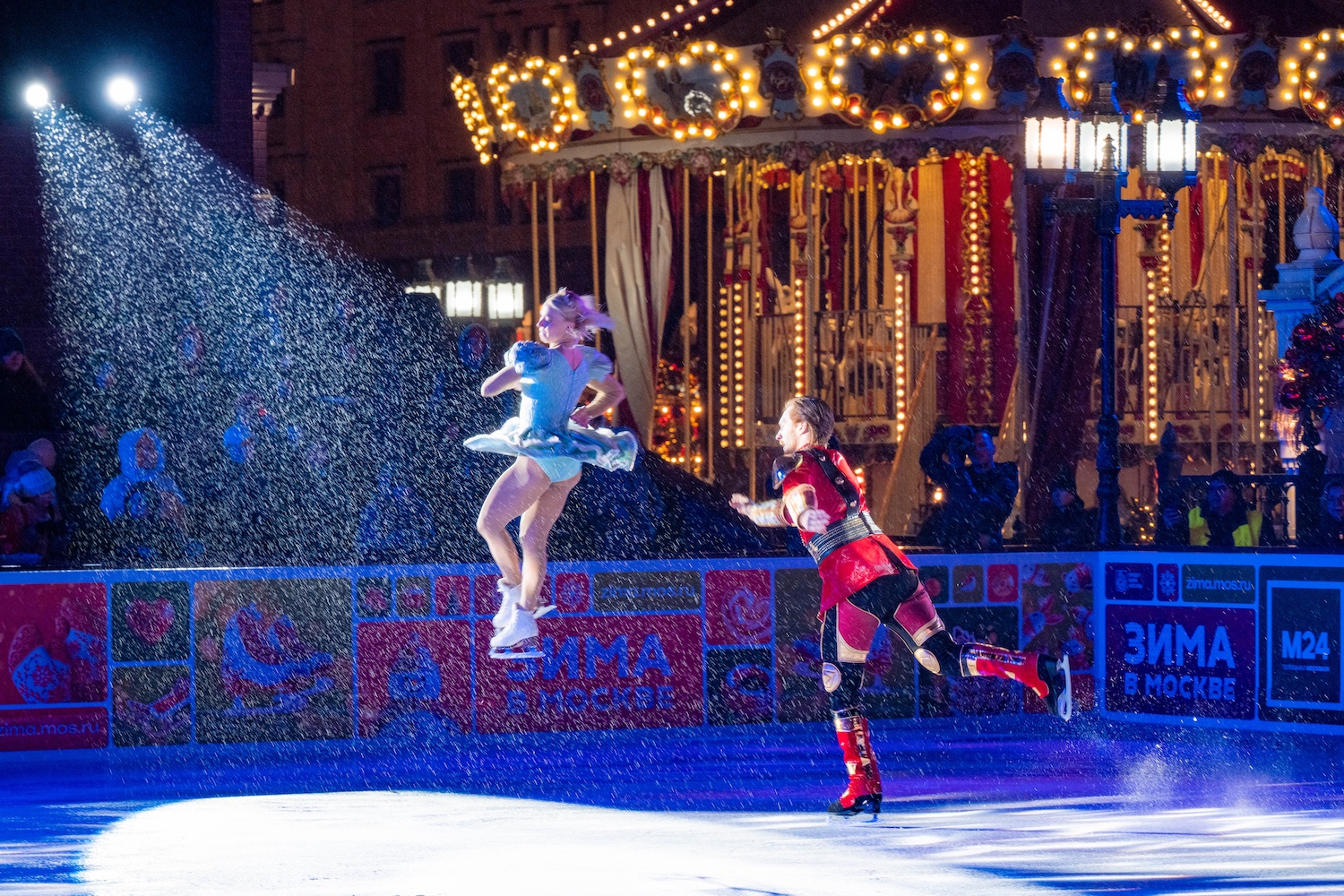 На площади Революции прошел праздник с ледовым шоу для детей участников СВО, фото