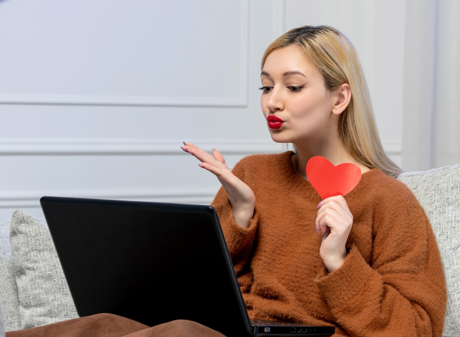 Виртуальные знакомства растут в популярности и падают в цене: как в целом изменился онлайн-досуг россиян, фото