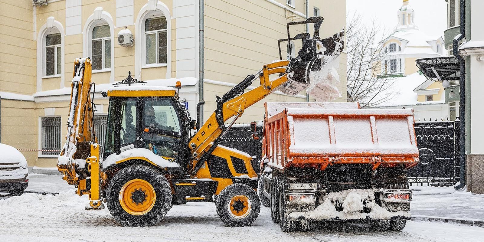 Городские службы круглосуточно устраняют последствия снегопада, фото