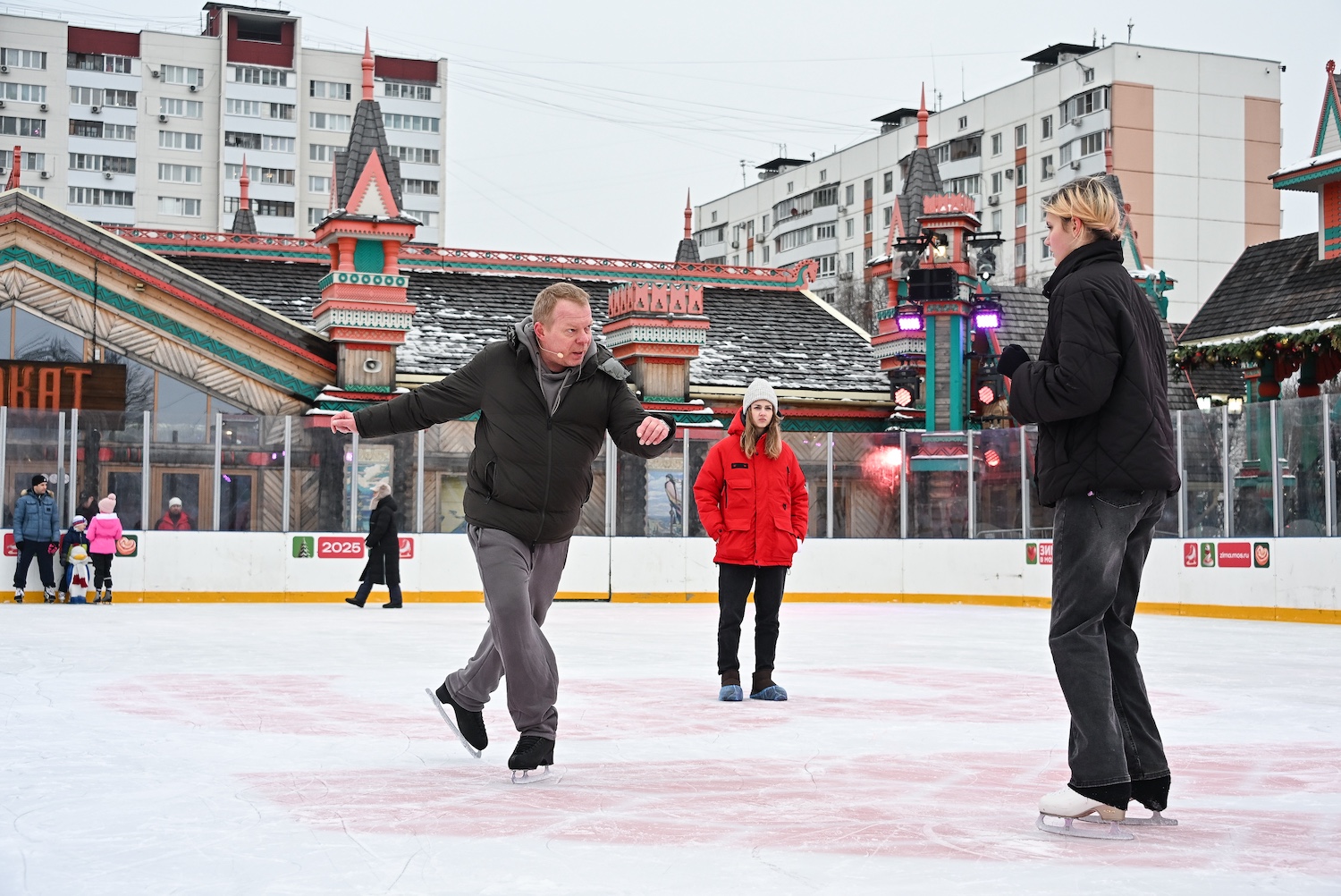 Бесплатные уроки катания на коньках в проекте «Зима в Москве» привлекли уже около 4 тысяч горожан, фото