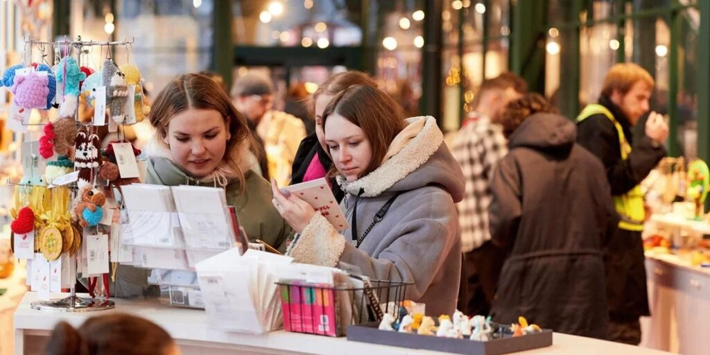 От косметики и чая до одежды и украшений: на Тверском бульваре открыт маркет локальных брендов  фото
