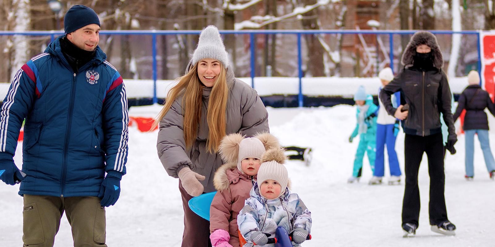 Эстафеты для детей и взрослых проходят по вечерам на катке в Коптево, фото