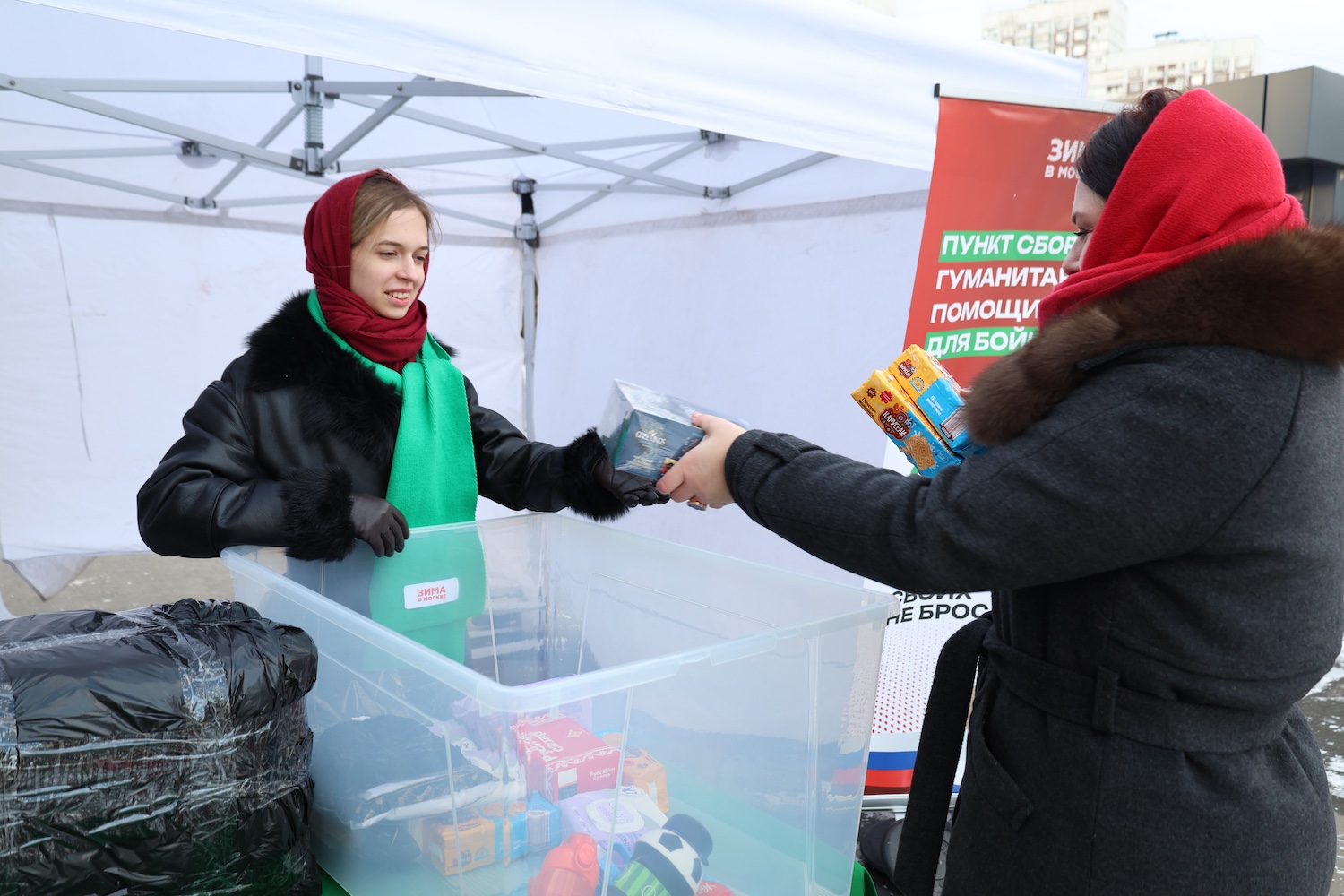 Жители ЮВАО изготовили свыше 8 тысяч маскировочных сетей для зоны СВО, фото