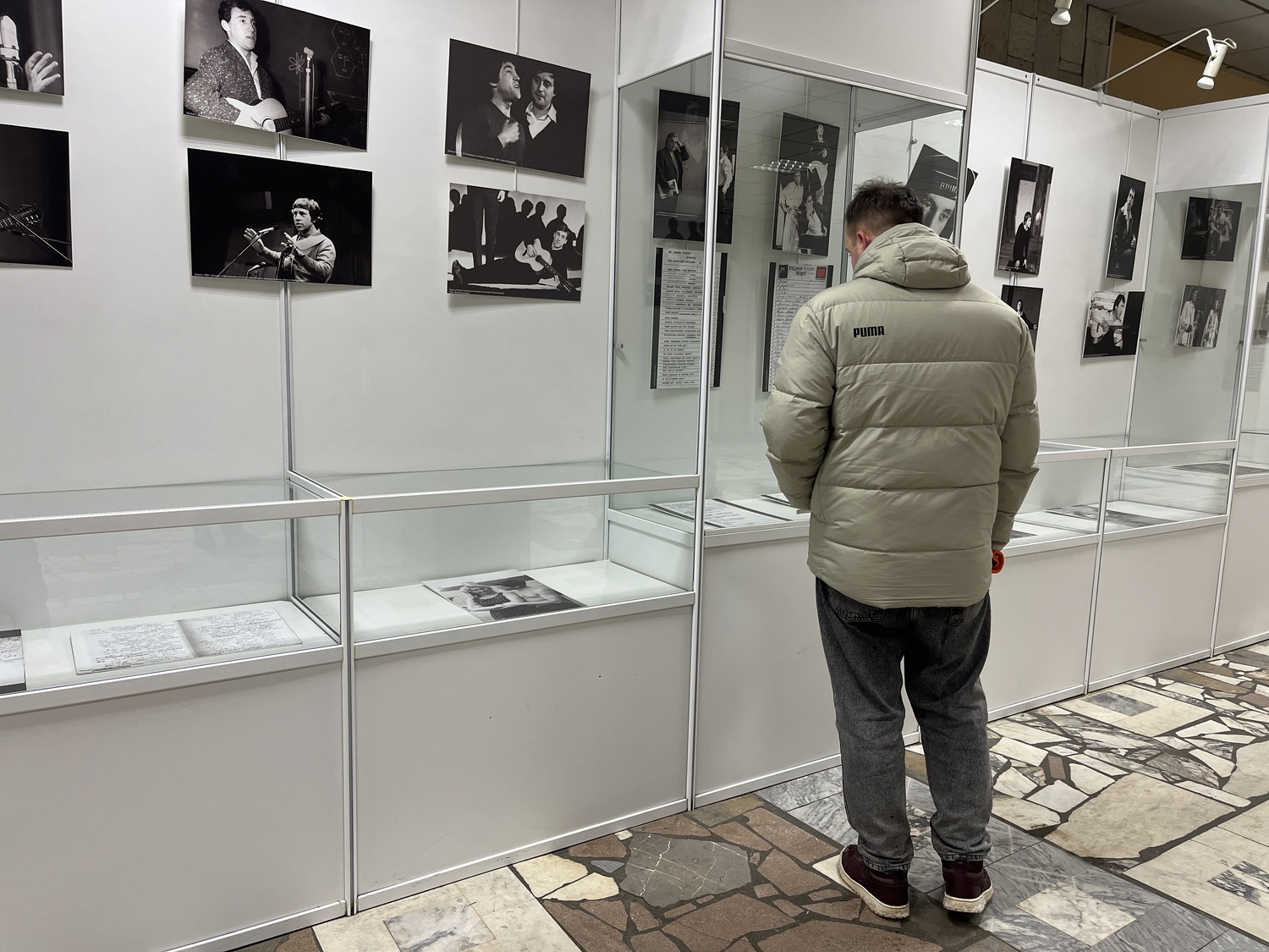 Фотовыставка о Владимире Высоцком открылась в культурном центре «Меридиан», фото