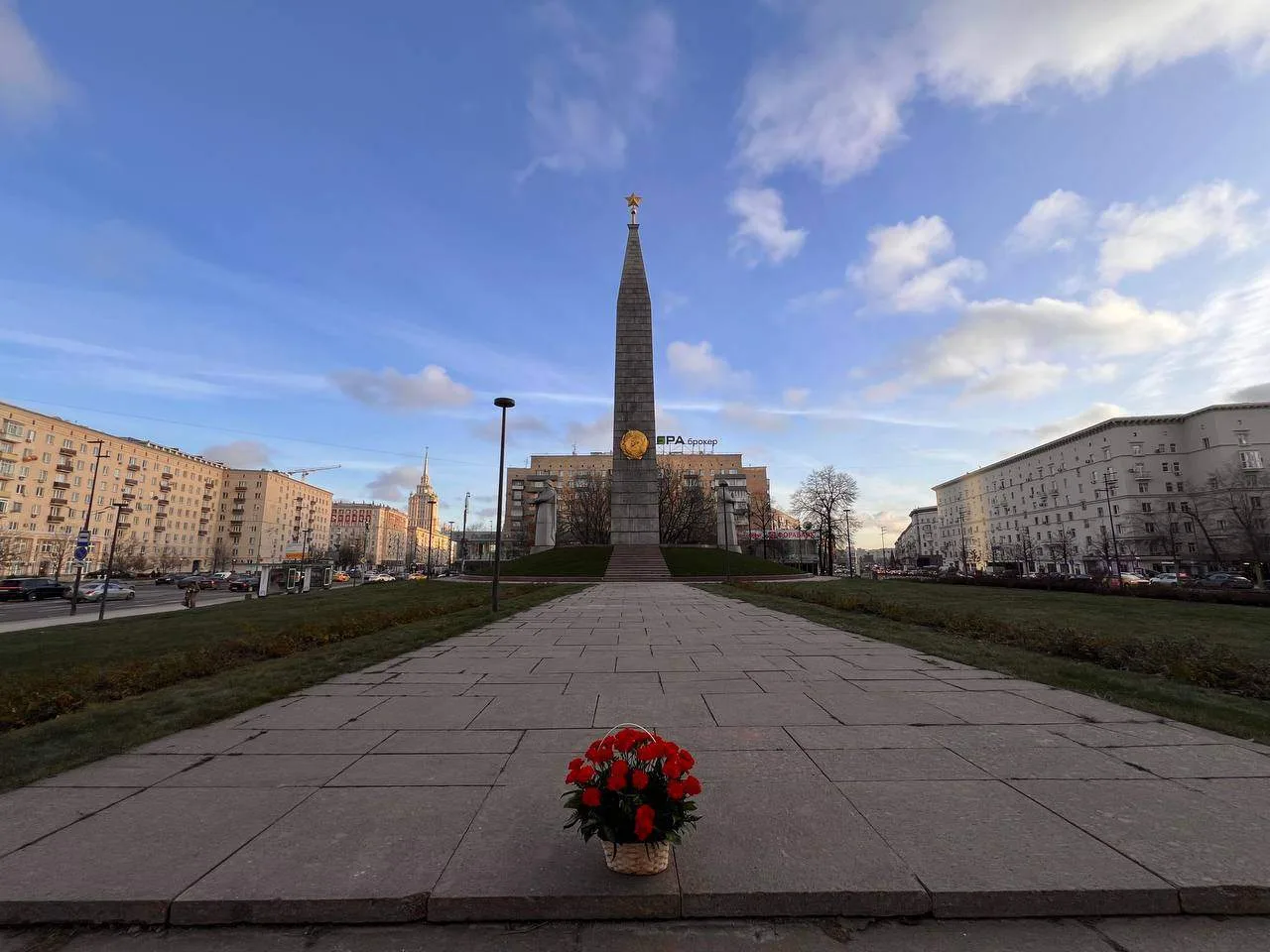 Торжественное возложение цветов к мемориалу «Москва — город-герой» пройдет в районе Дорогомилово, фото