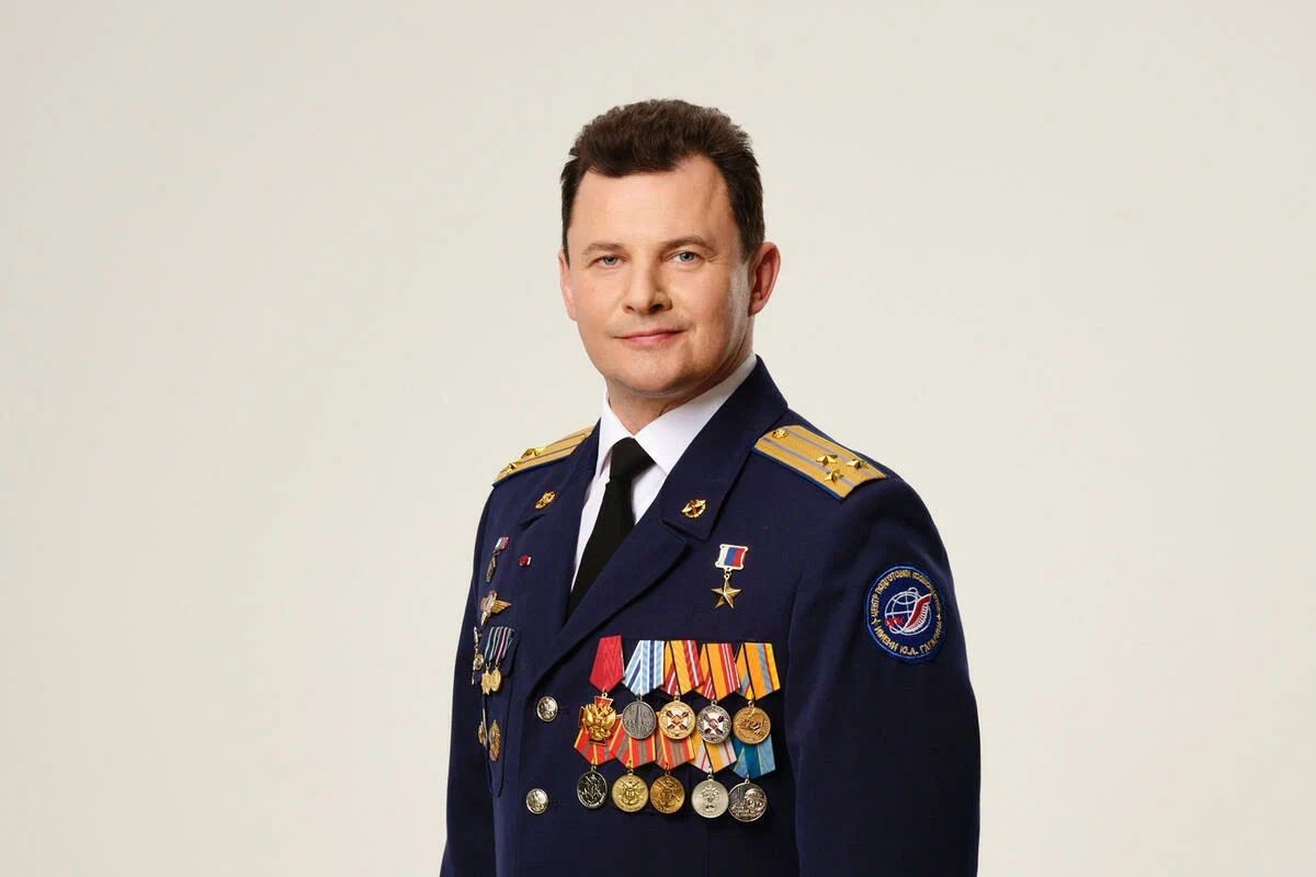 Депутат Роман Романенко поздравил россиян с Днем защитника Отечества, фото