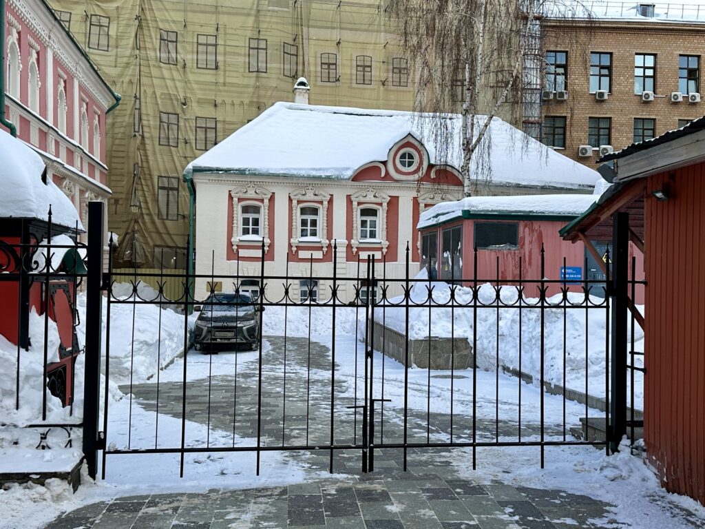 Театральная &mdash; Лубянка: колорит &laquo;Бубновской дыры&raquo; и иранский Грифон в Теплых рядах  фото