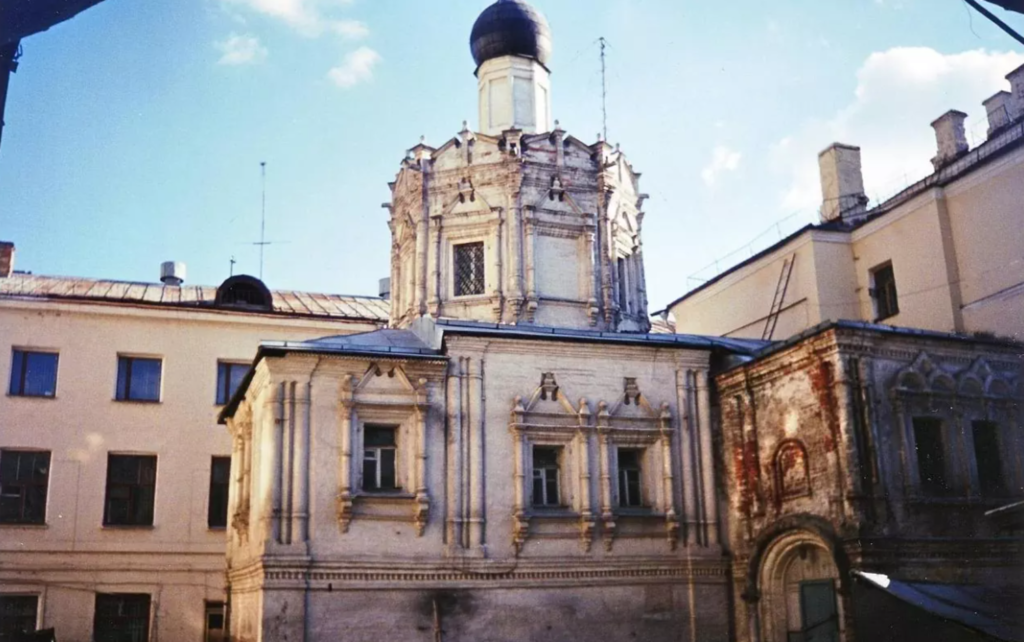 Театральная &mdash; Лубянка: колорит &laquo;Бубновской дыры&raquo; и иранский Грифон в Теплых рядах  фото