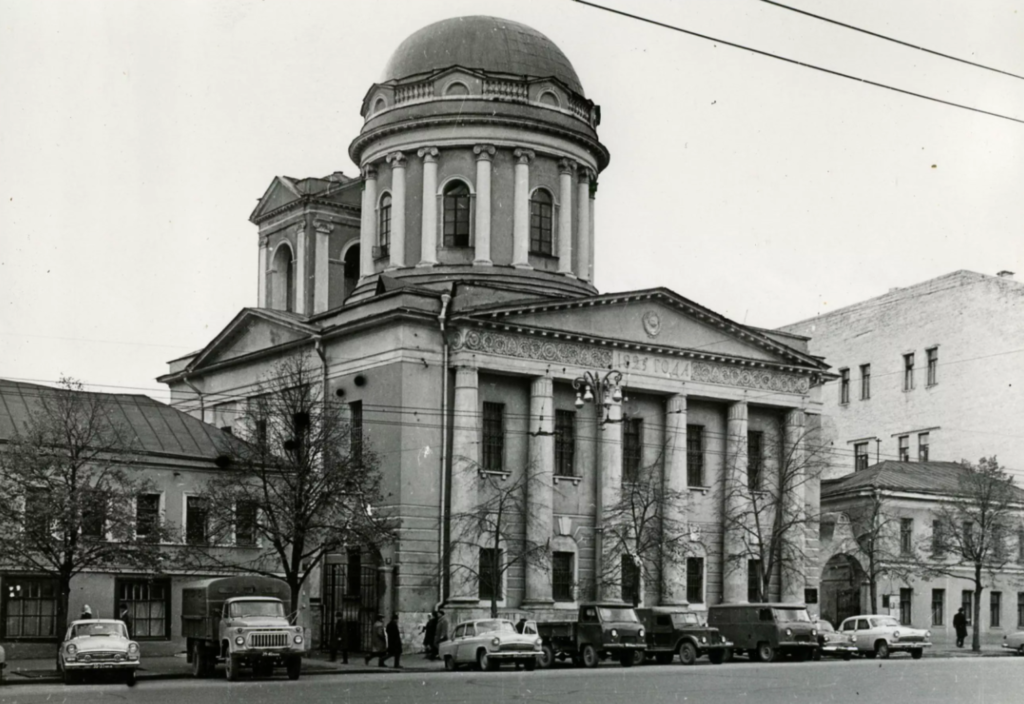 Театральная &mdash; Лубянка: колорит &laquo;Бубновской дыры&raquo; и иранский Грифон в Теплых рядах  фото