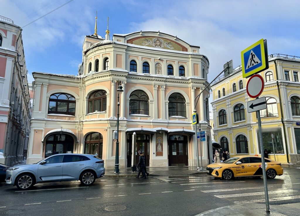 Театральная &mdash; Лубянка: колорит &laquo;Бубновской дыры&raquo; и иранский Грифон в Теплых рядах  фото