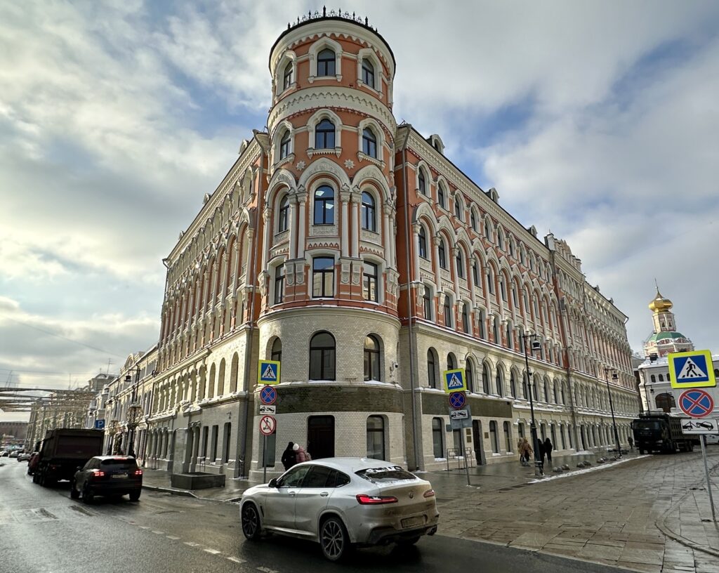 Театральная &mdash; Лубянка: колорит &laquo;Бубновской дыры&raquo; и иранский Грифон в Теплых рядах  фото