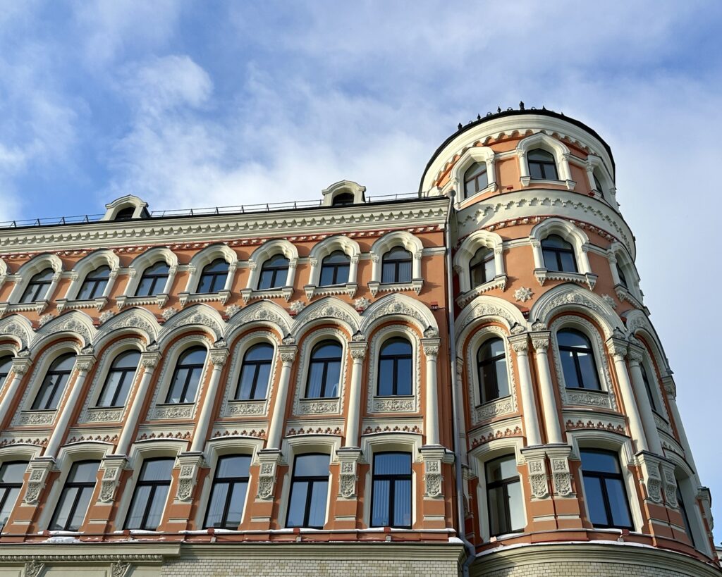 Театральная &mdash; Лубянка: колорит &laquo;Бубновской дыры&raquo; и иранский Грифон в Теплых рядах  фото