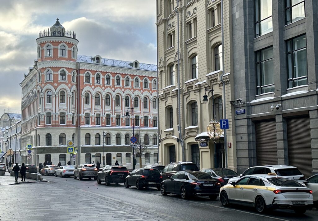 Театральная &mdash; Лубянка: колорит &laquo;Бубновской дыры&raquo; и иранский Грифон в Теплых рядах  фото