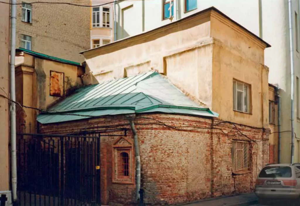 Театральная &mdash; Лубянка: колорит &laquo;Бубновской дыры&raquo; и иранский Грифон в Теплых рядах  фото