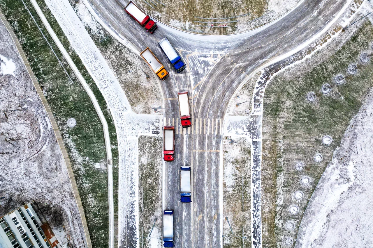 Ефимов: В СВАО проводят эксперимент по повышению прочности дорог, фото