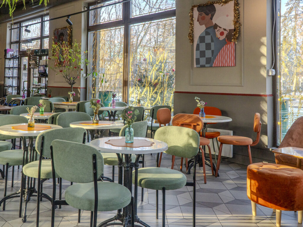 Оперные шедевры в библиотеке, выставка российских художников и семейный ресторан &mdash; куда пойти после работы  фото