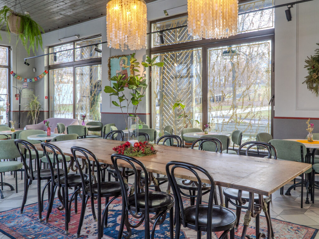 Оперные шедевры в библиотеке, выставка российских художников и семейный ресторан &mdash; куда пойти после работы  фото