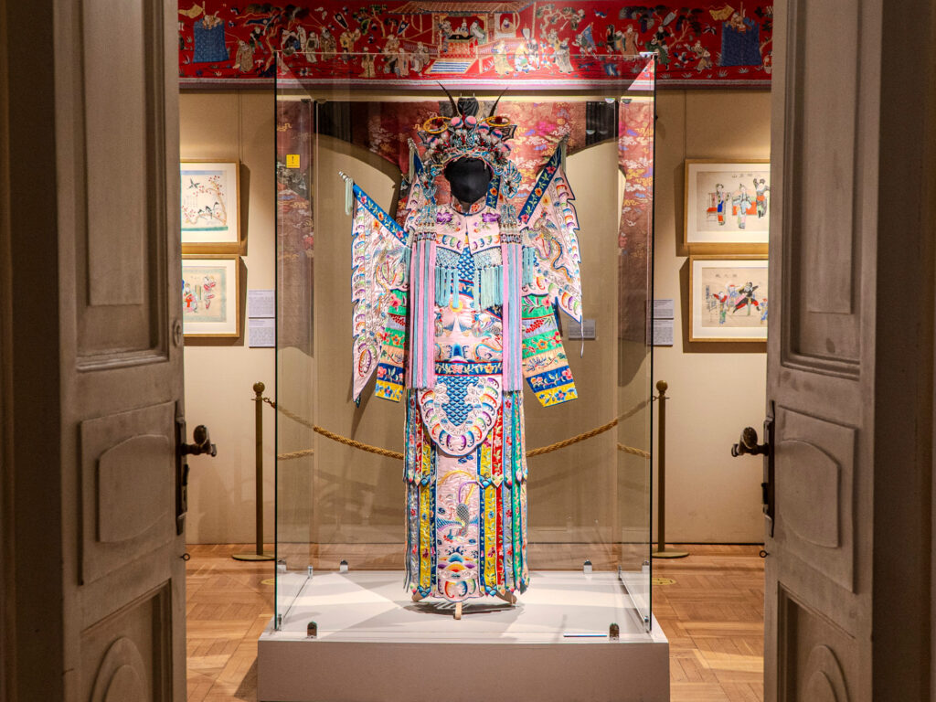 Театральные традиции Азии, роспись гипсовых фигур и спагеттерия — куда пойти после работы Театральные традиции Азии, роспись гипсовых фигур и спагеттерия — куда пойти после работы фото