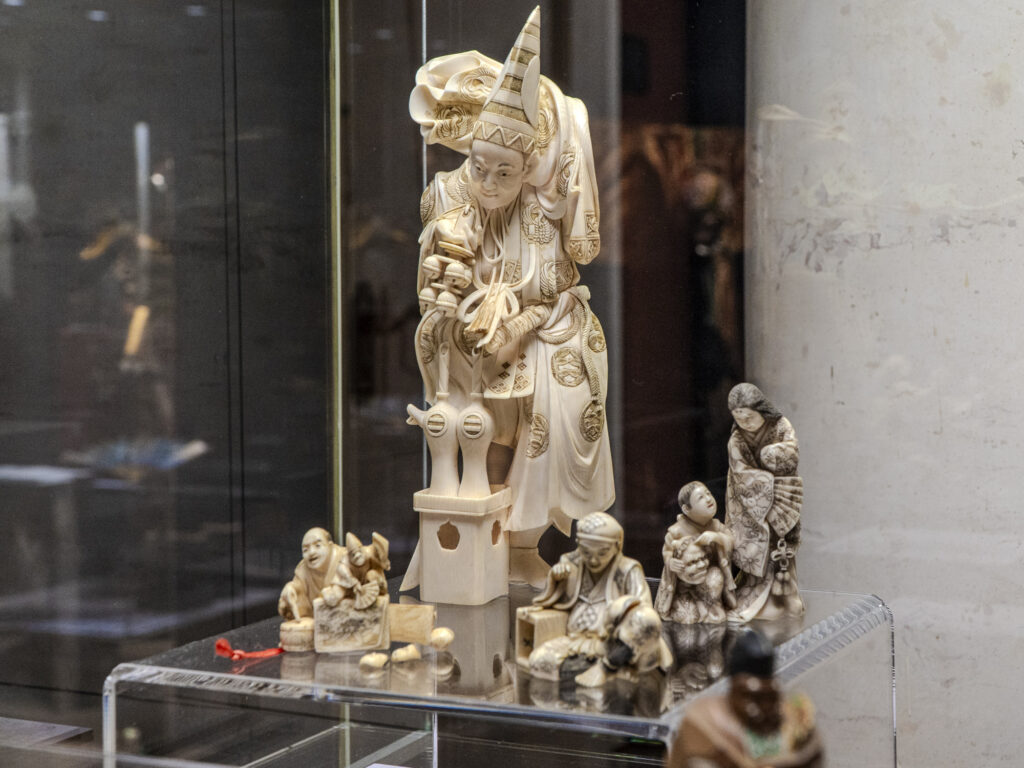 Театральные традиции Азии, роспись гипсовых фигур и спагеттерия — куда пойти после работы Театральные традиции Азии, роспись гипсовых фигур и спагеттерия — куда пойти после работы фото