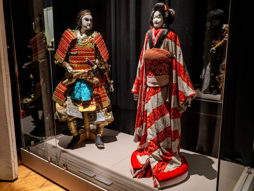 Театральные традиции Азии, роспись гипсовых фигур и спагеттерия — куда пойти после работы Театральные традиции Азии, роспись гипсовых фигур и спагеттерия — куда пойти после работы фото