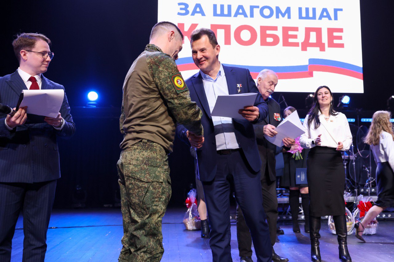 Депутат Роман Романенко поздравил жителей ЮЗАО с Днем защитника Отечества, фото