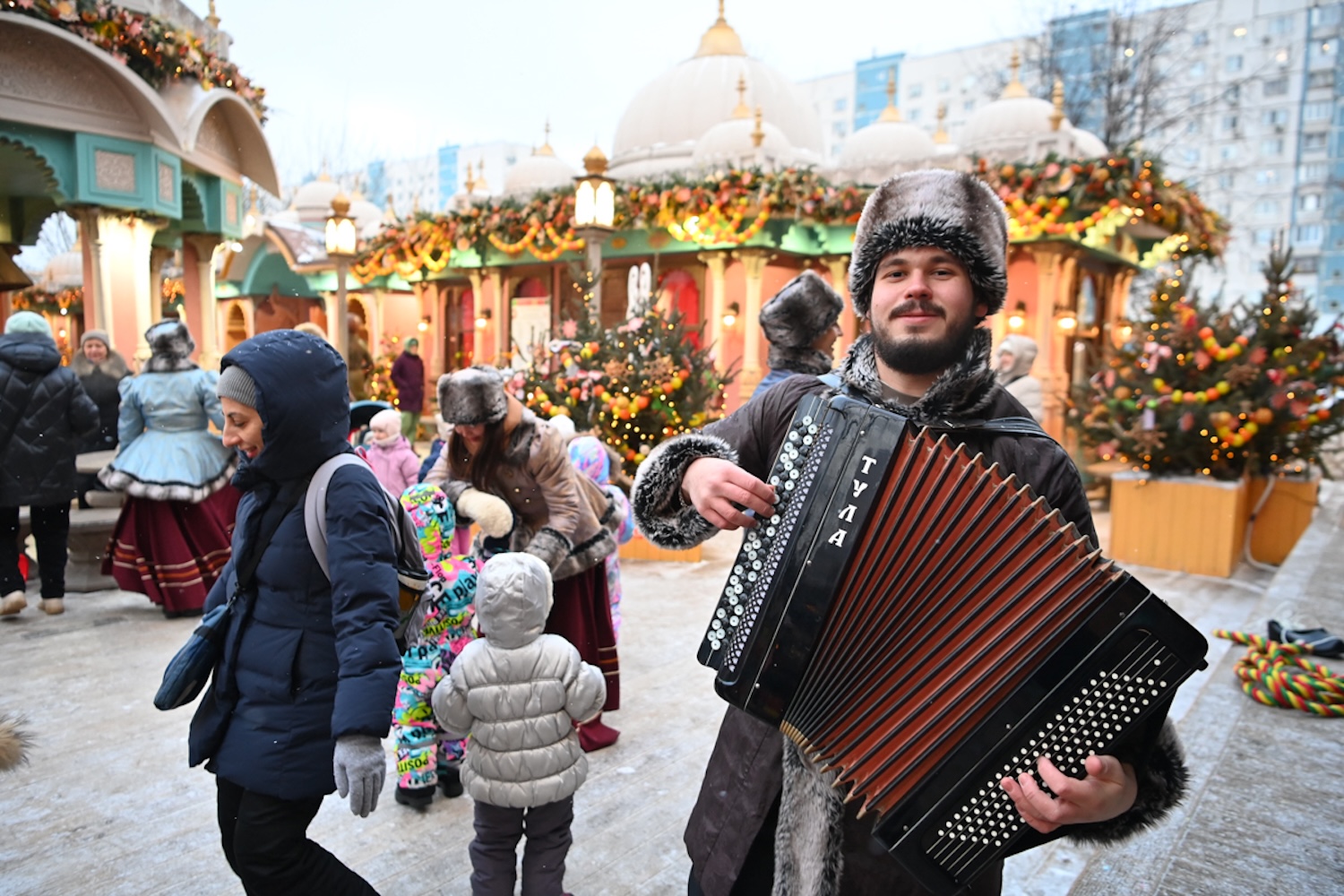 Масленичные гуляния в Москве: яркие ледовые шоу, гонки на автосимуляторах и народные мотивы завершают праздник, фото