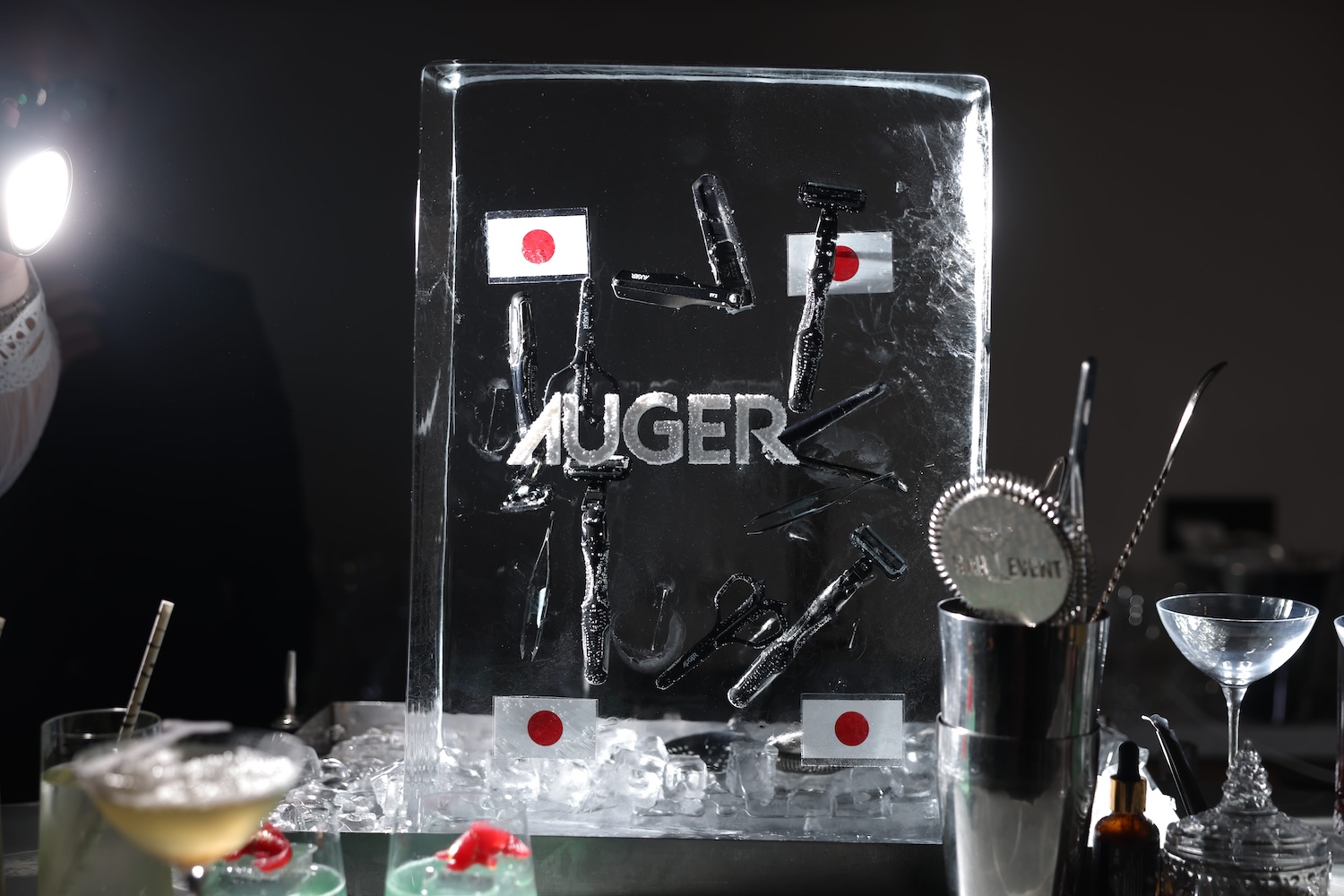 Клуб джентльменов и новая культура бритья: бренд японских бритвенных станков и аксессуаров Auger провел светское мероприятие в Москве, фото