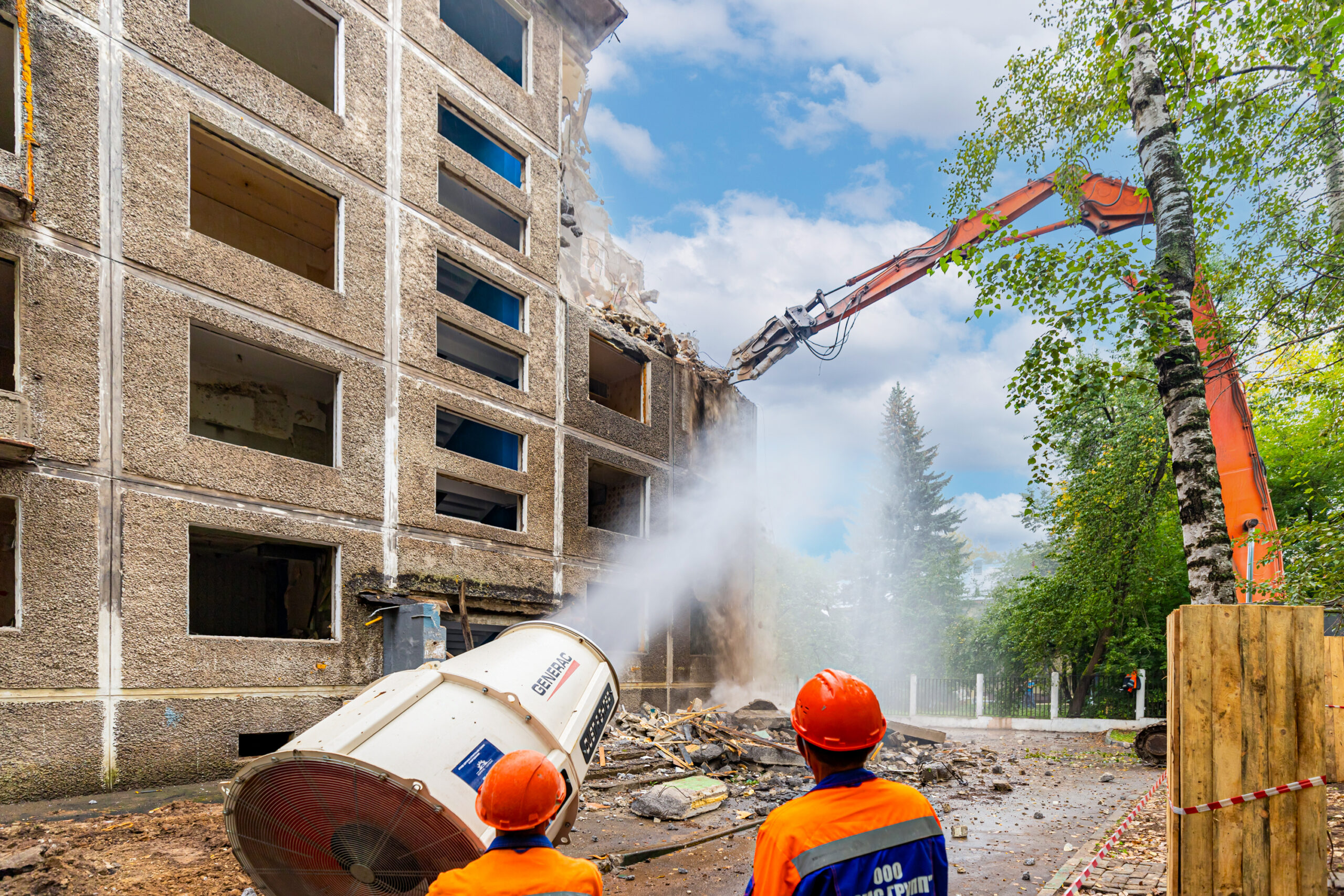 Владимир Ефимов: За 2025 год город подготовил более 100 площадок для строительства домов по программе реновации, фото