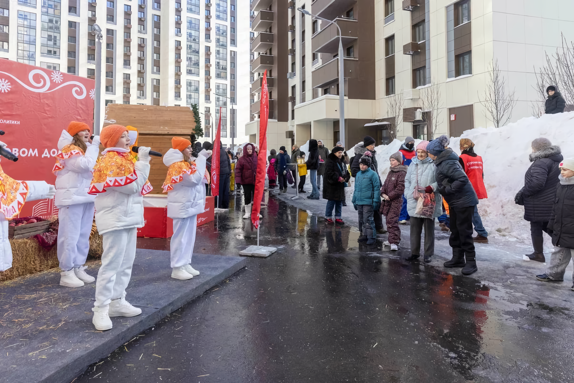 Участники программы реновации Москвы встретили весну во дворе нового дома, фото