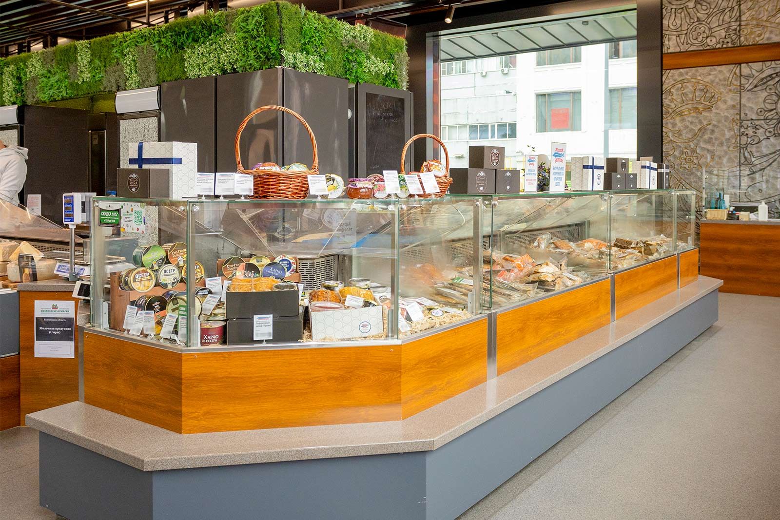 Участник московских ярмарок отправляет бойцам СВО консервы и копченую рыбу, фото