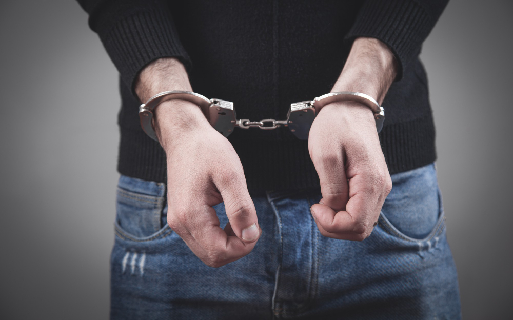 Двух москвичей задержали за обман 90 человек при продаже автозапчастей, фото