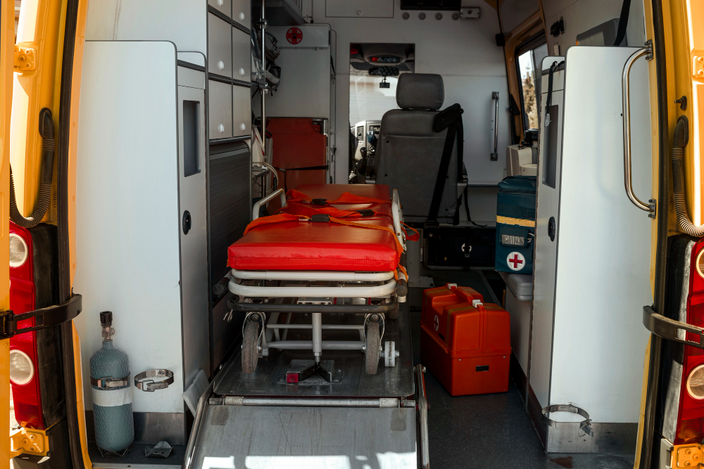 В Москве нетрезвый гражданин напал на машину скорой помощи, фото