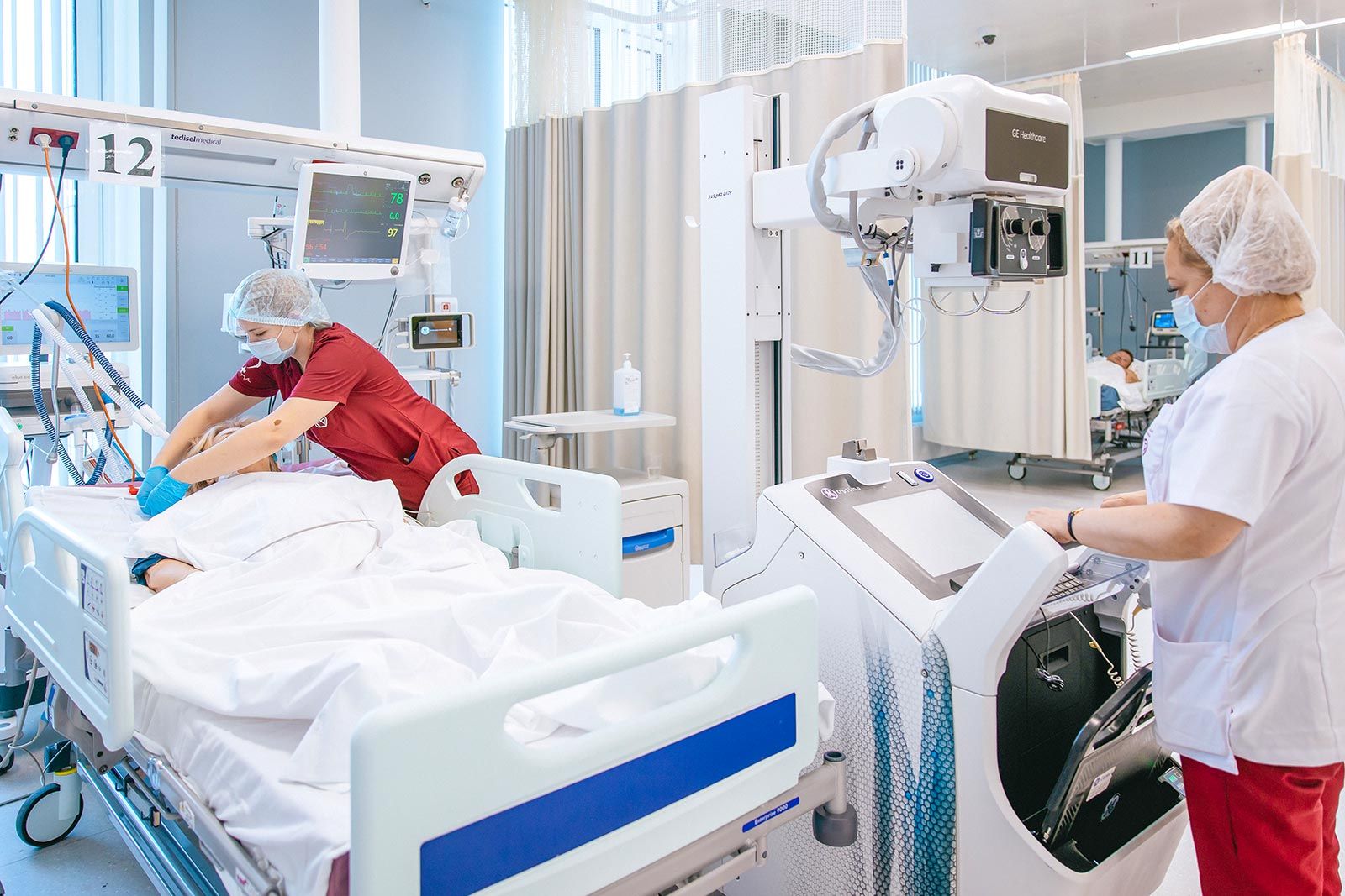 Собянин: в московских больницах работает СМС-оповещение родных пациентов в реанимации, фото