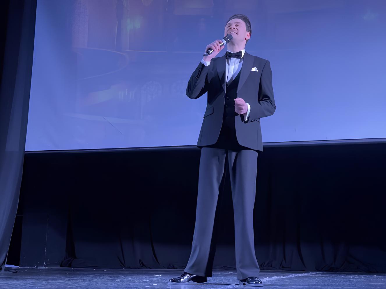 Артист театра имени Моссовета выступил перед ветеранами и активистками Сокольников, фото