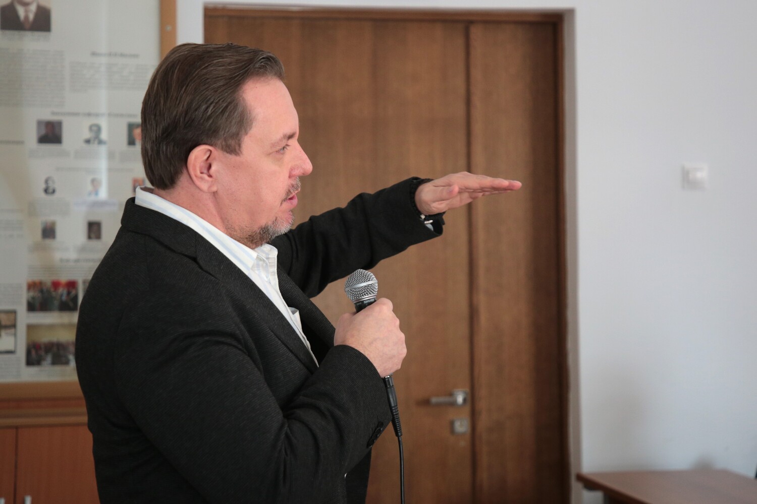 Член Общественной палаты РФ Александр Асафов пообщался со студентами Финансового университета о политологии, фото