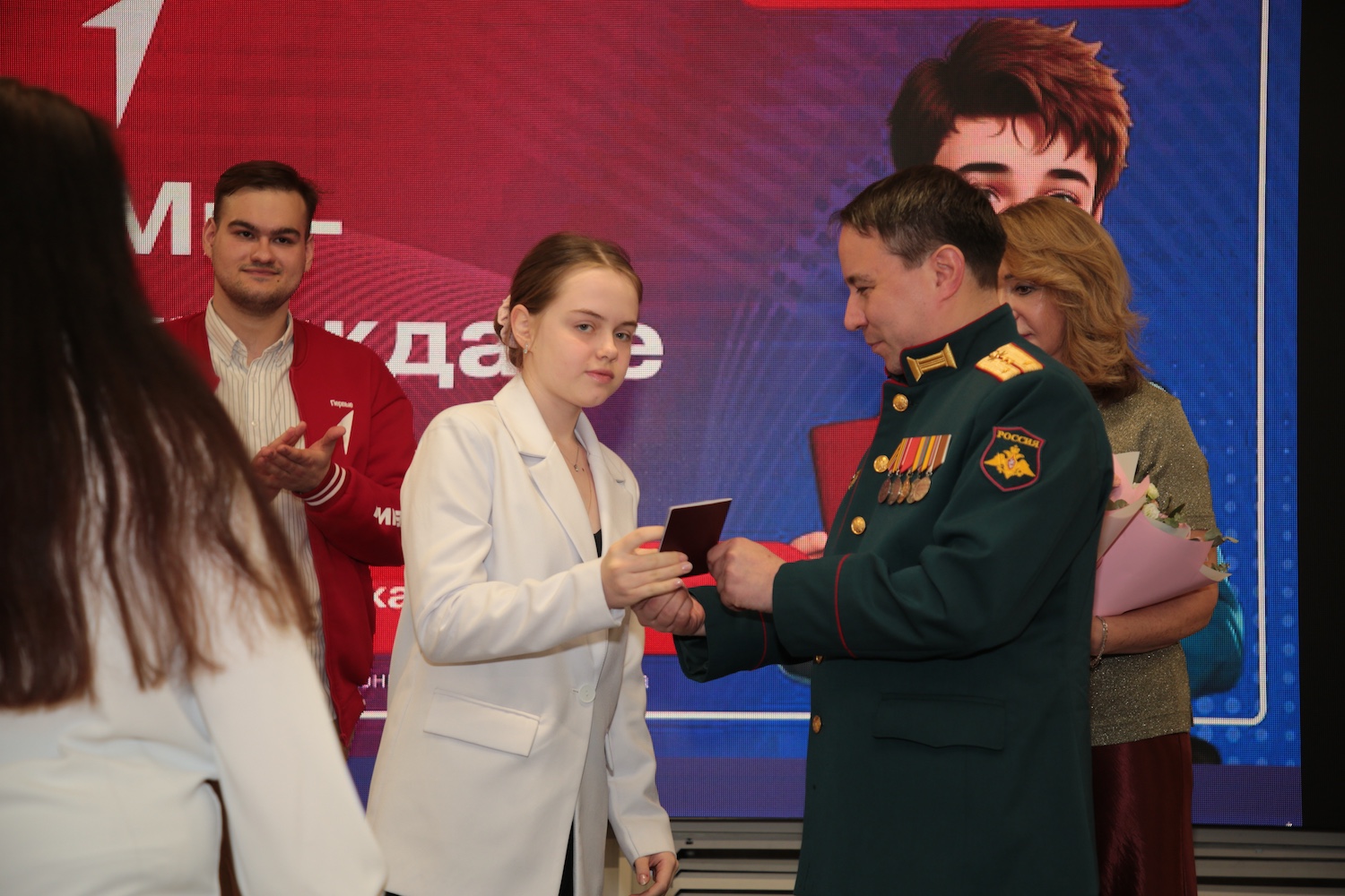 Участник СВО Эльдар Шарипов вручил первые паспорта 14-летним москвичам, фото