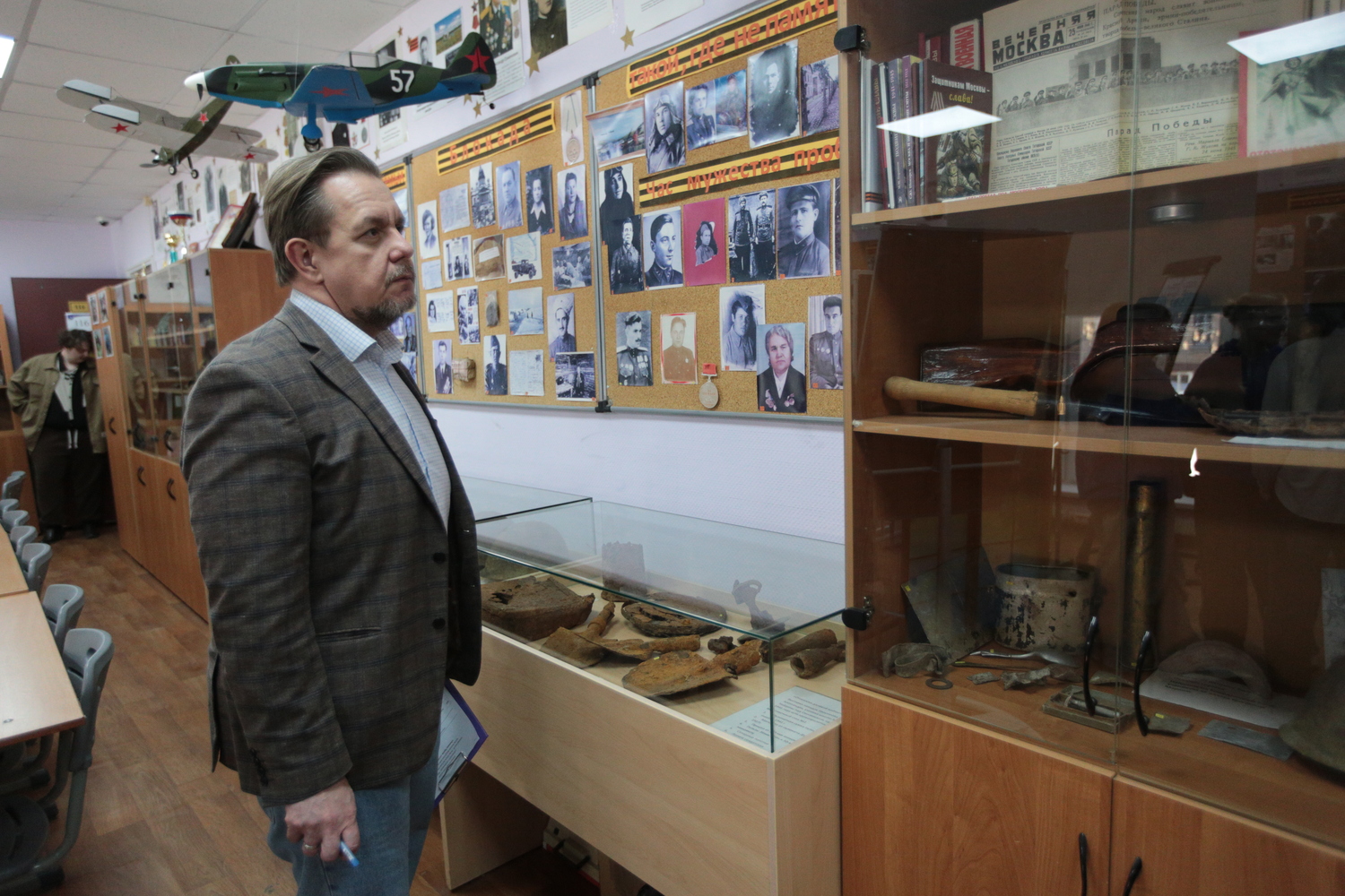 Работающий свыше 20 лет школьный музей «Память поколений» в Головинском посетили ветераны, представители власти и общественности, фото