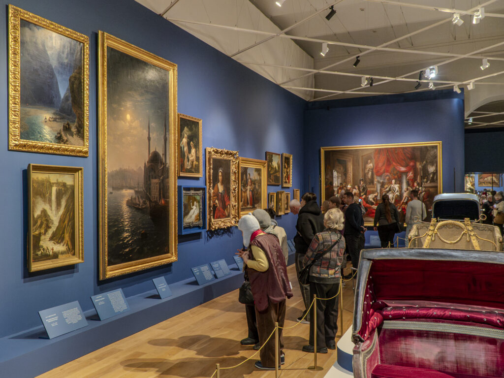 Русская чайная, сокровища &laquo;Царского Села&raquo; и открытые репетиции в цирке &mdash; куда пойти после работы  фото