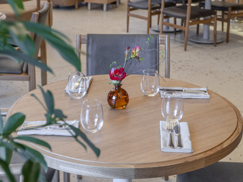 Столетие ОСА, ювелирный гардероб и ресторан на Пресне — куда пойти после работы Столетие ОСА, ювелирный гардероб и ресторан на Пресне — куда пойти после работы фото