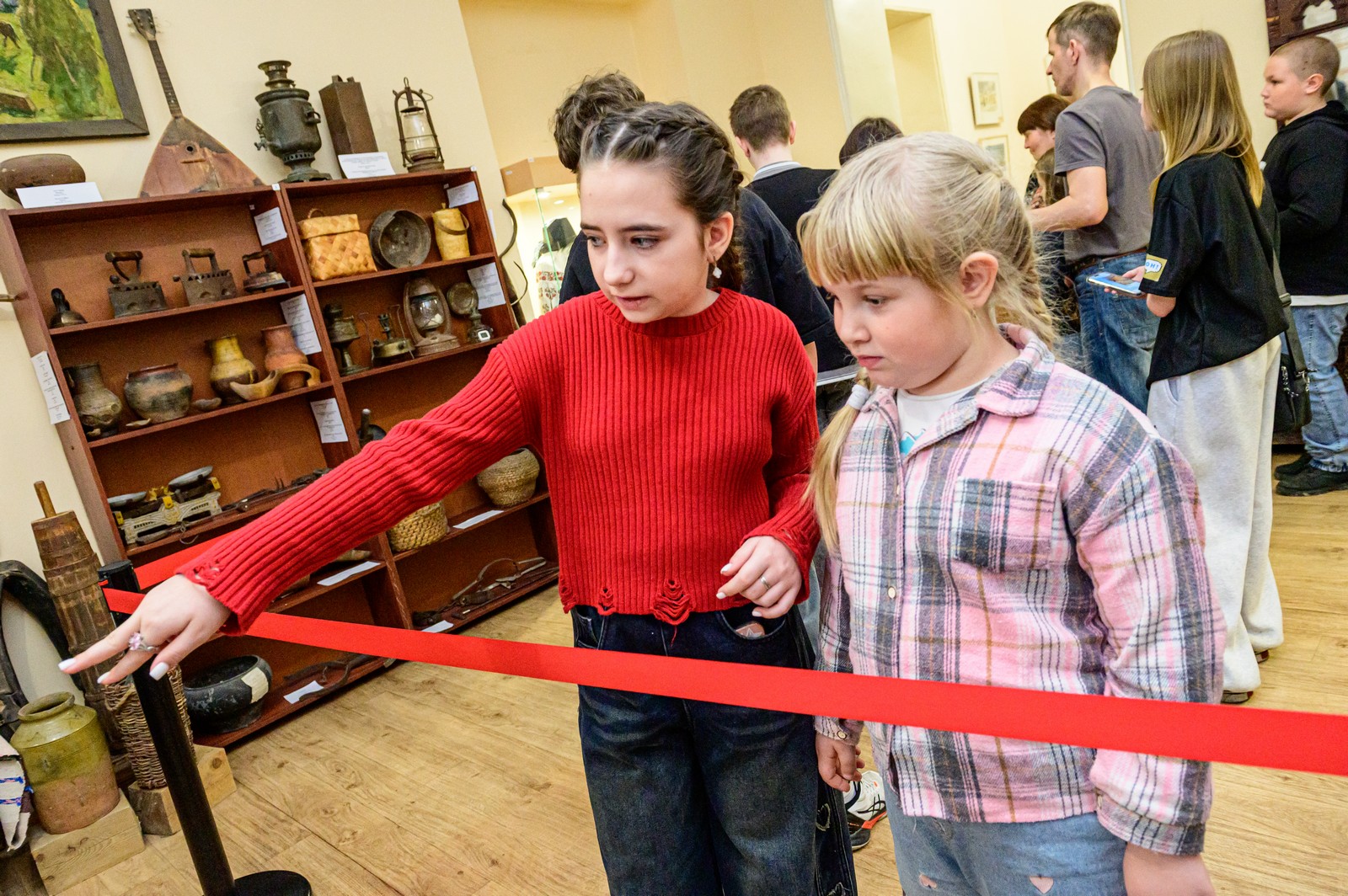 По инициативе депутата Госдумы Дмитрия Саблина провели историческую экскурсию для детей участников СВО, фото