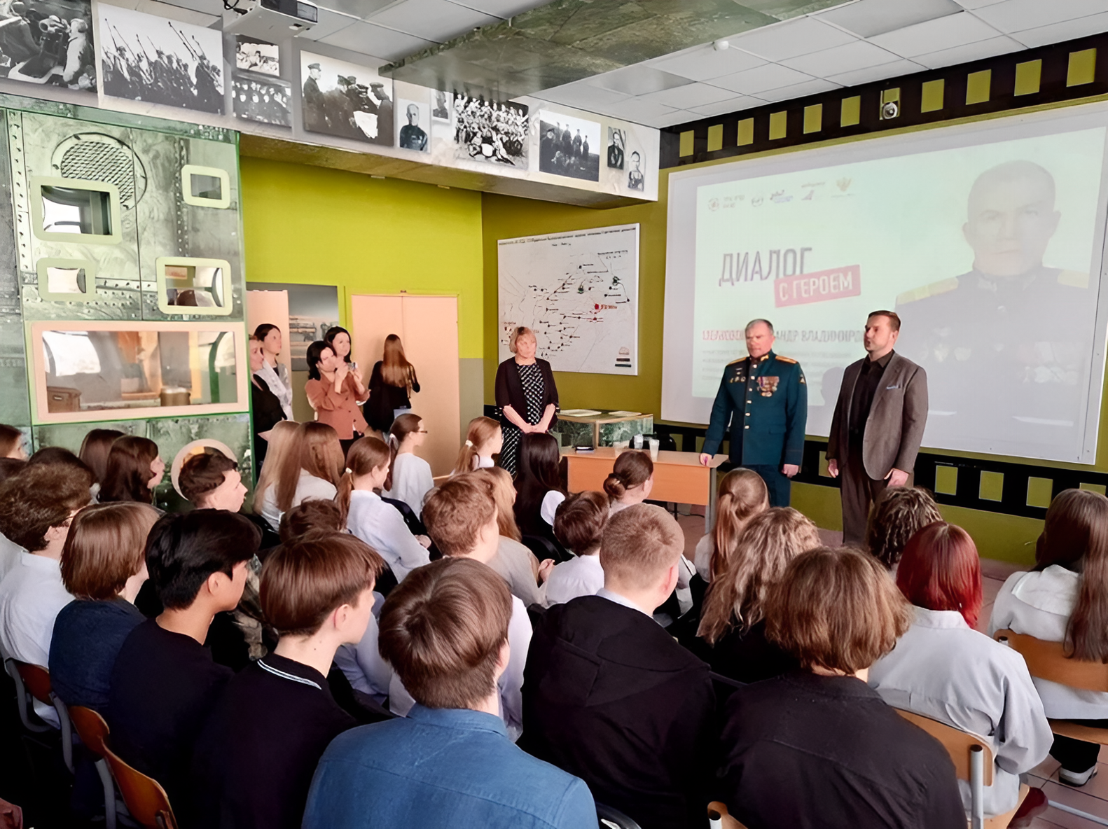 Ветеран боевых действий Александр Шелковой провел урок мужества для старшеклассников в Северном Медведково, фото