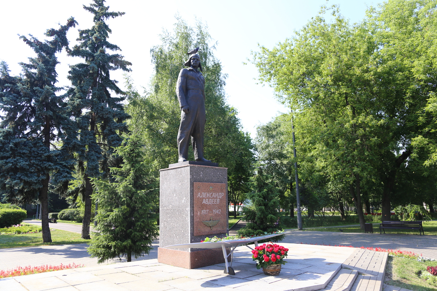 Памятник летчику-асу Авдееву и 23 мемориала получат художественную подсветку в Люблино, фото