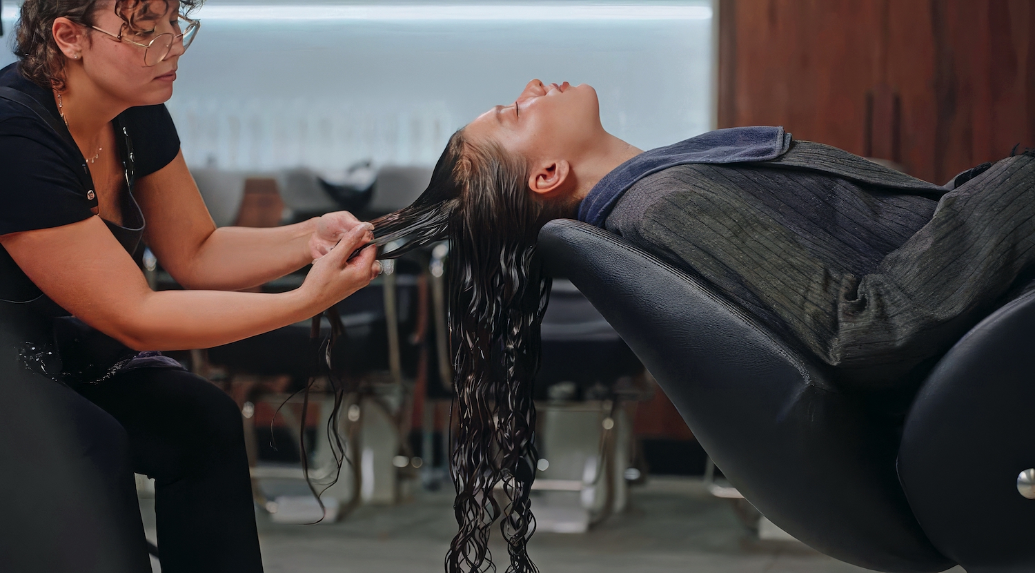 Кудри волнуются раз: как заработать на стрижке и укладке непослушных волос, фото